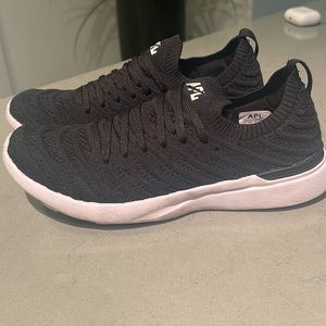 TechLoom Wave Hybrid Running Shoe
APL BLACK